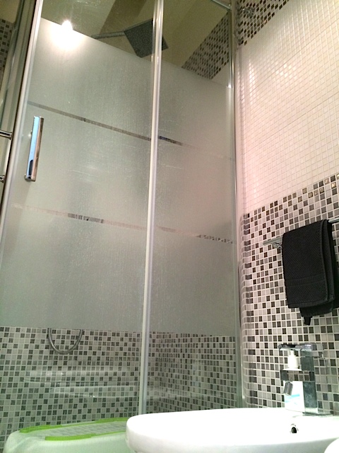 Bagno con doccia (bathroom with shower)